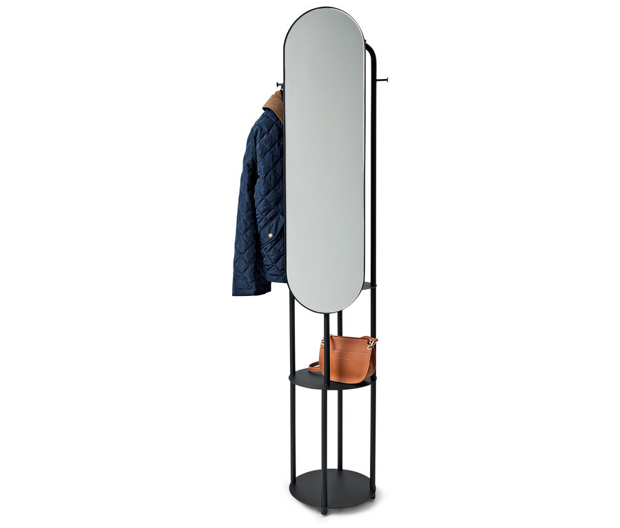 Fekete állvány ovális tükörrel, egy kék kabát és egy barna kézitáska.