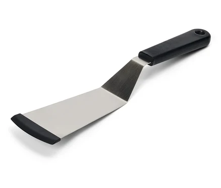 Egy spatula ezüst színű fejjel és fekete nyéllel.