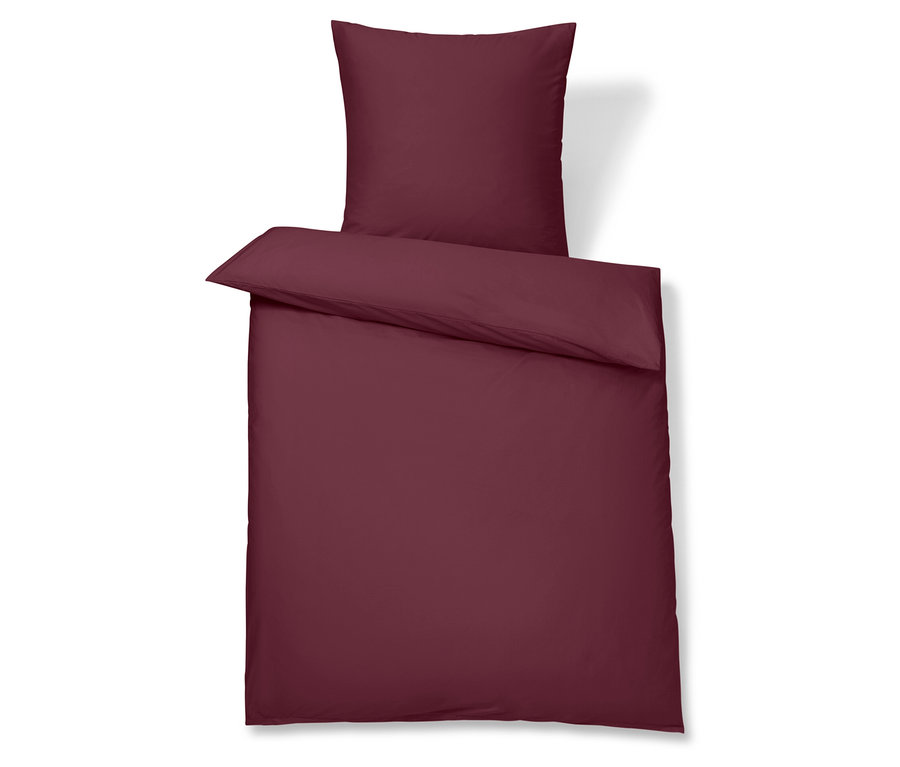 Bordó ágynemű párnahuzattal.