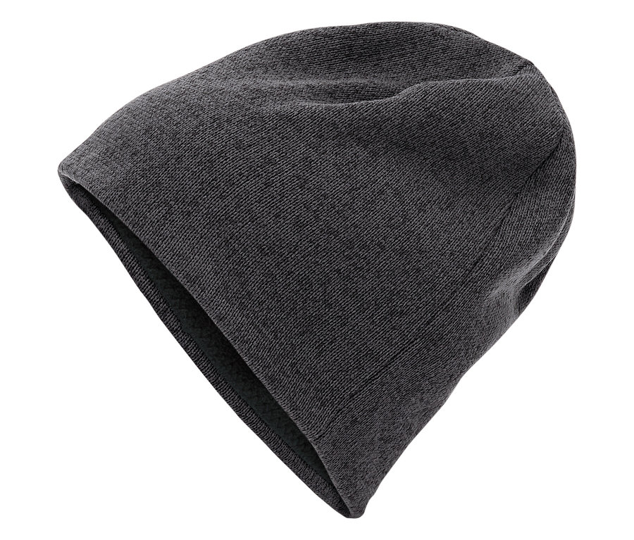 Szürke kötött sapka.