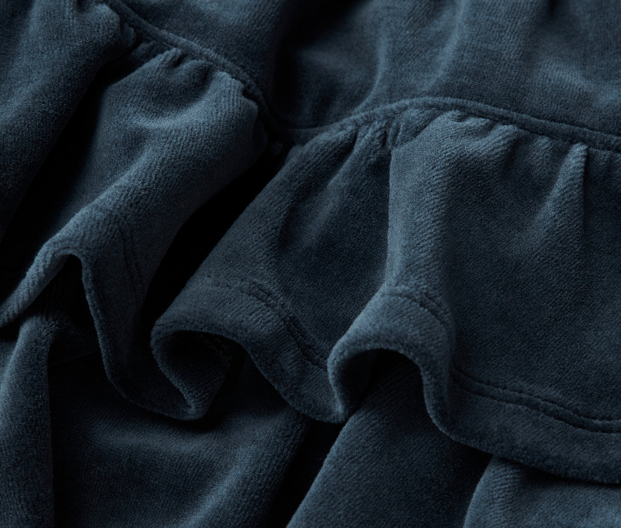 Kék anyag ráncokkal.