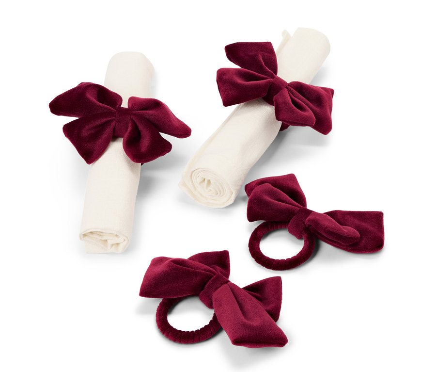 Két, bordó bársony masnival átkötött szalvéta és két különálló, bordó masnival díszített szalvétagyűrű.