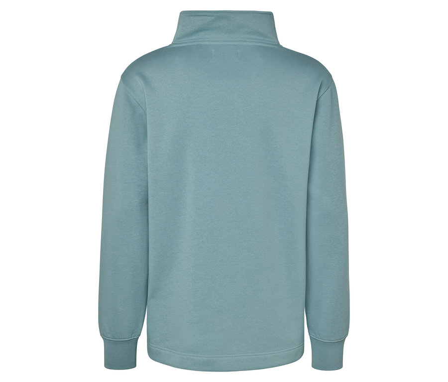 Hátulról látható egy világoskék, cipzáras nyakú pulóver.