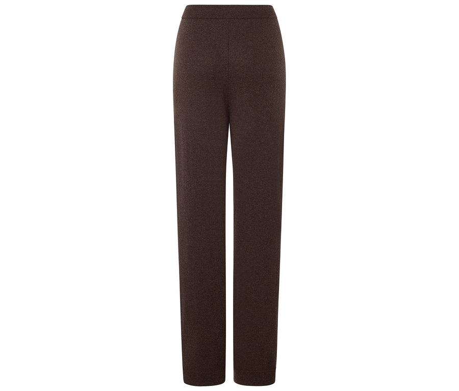 Barna kötött nadrág fehér háttérrel.