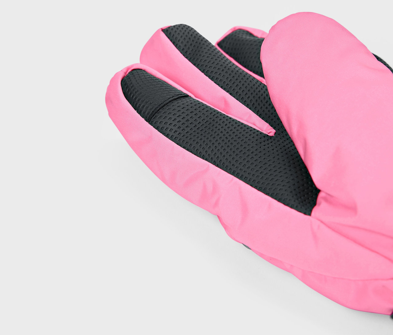 Egy rózsaszín kesztyű részlete fekete tenyér textúrával.