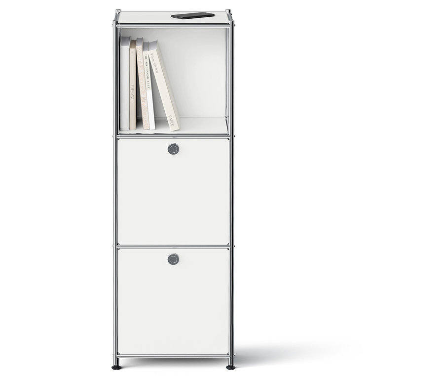 Fehér tárolómodul két fiókkal és egy nyitott felső polccal, könyvekkel és egy telefonnal.