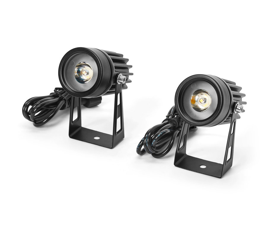 Két napelemes szpotlámpa fekete kerettel és kábellel.