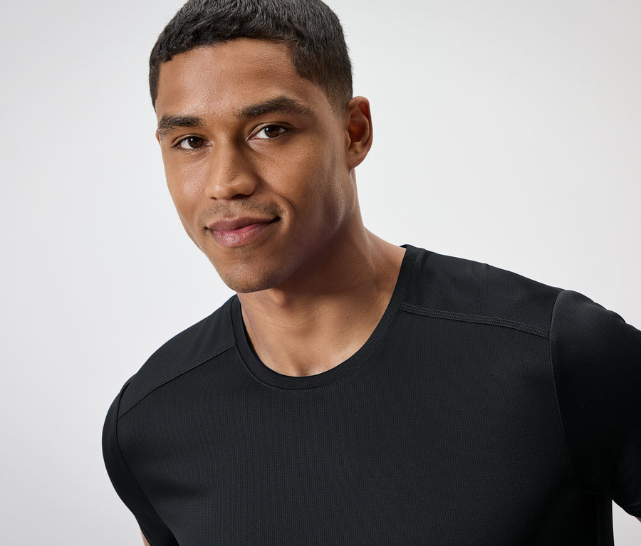 Férfi portréja fekete pólóban.