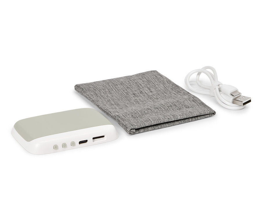Szürke power bank, szürke tok és fehér USB-kábel fekszik fehér háttéren.