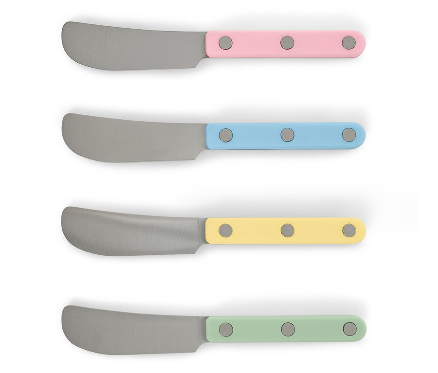 Négy vajazókés színes nyéllel rózsaszín, kék, sárga és zöld színben.