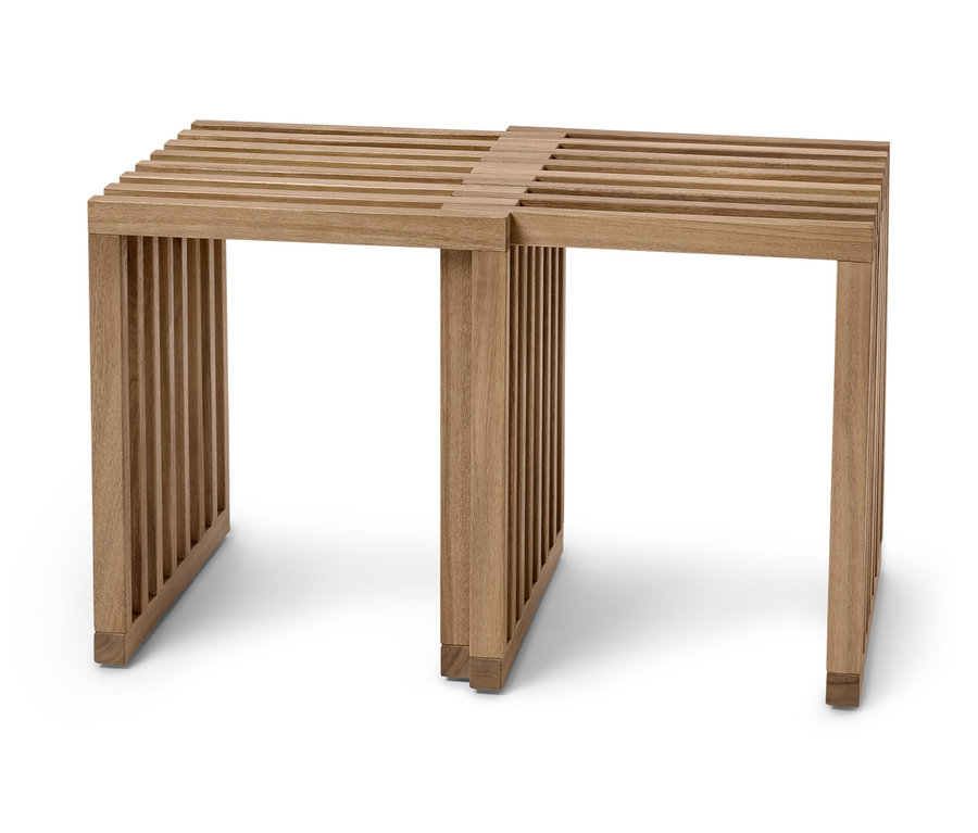 Egy kinyitott, természetes fából készült kihúzható ülőke léces ülőfelülettel.