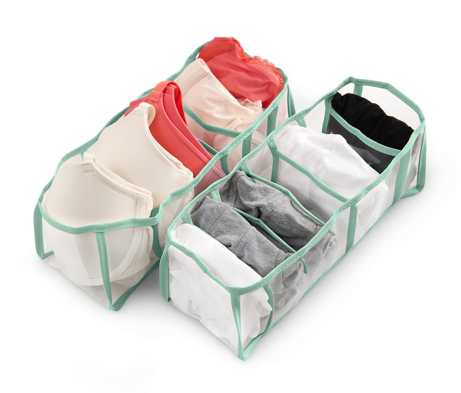 Két ruhásszekrény-rendszerező ruhákkal fehér háttérrel.