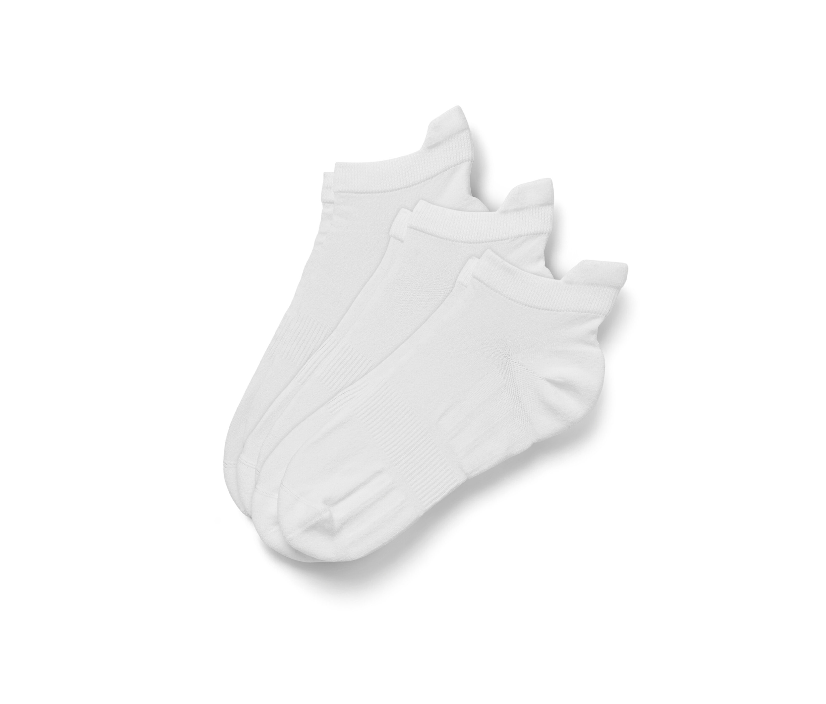 Három pár fehér színű funkcionális sportzokni látható.