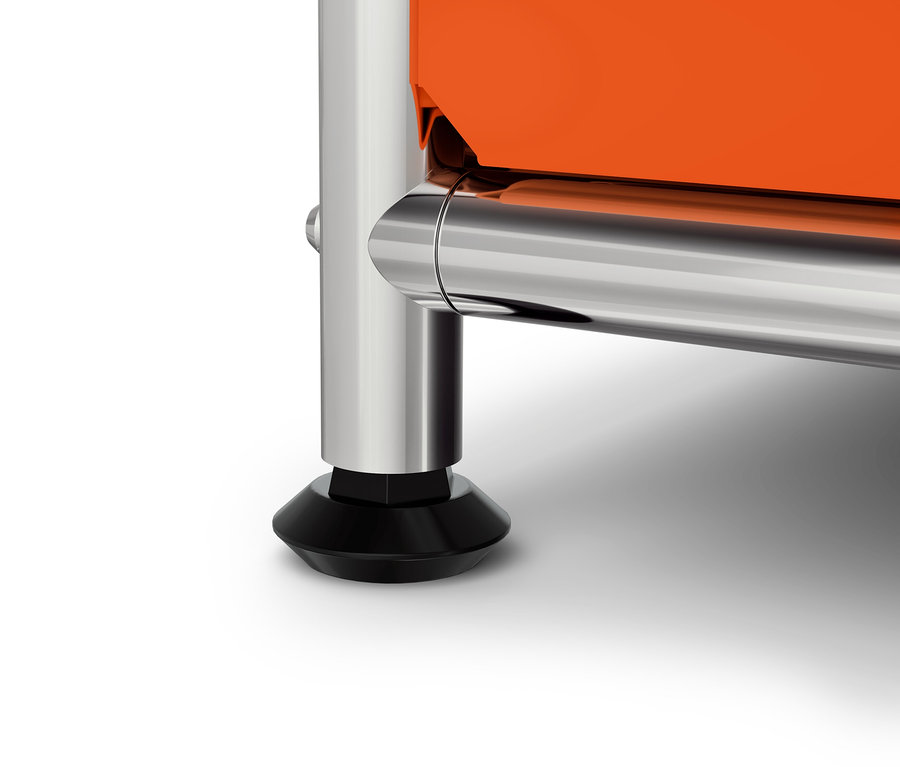 Egy narancssárga szekrény részlete krómozott lábbal és fekete talppal.