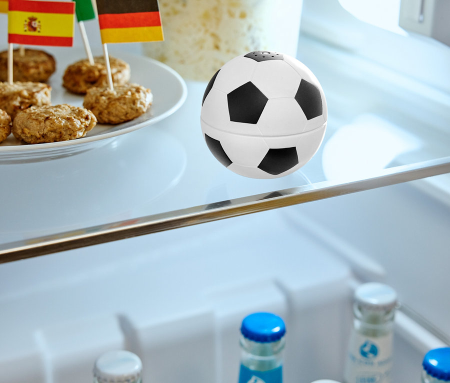 A hűtőben zászlókkal ellátott húsgombócok vannak egy tányéron, egy doboz étel és egy futball-labda.