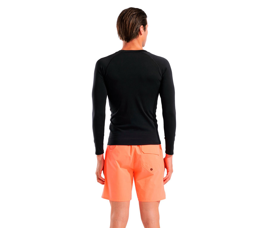 Hátulnézet egy fekete hosszú ujjú inget és narancssárga fürdőnadrágot viselő férfiról.