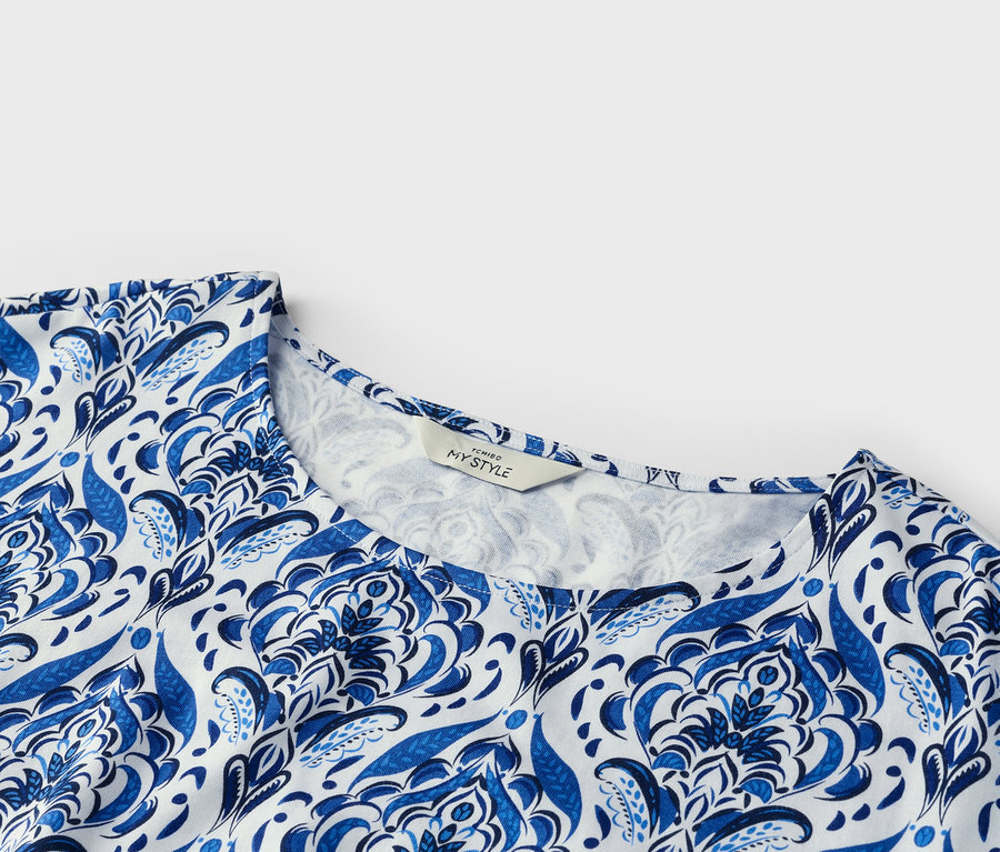 Egy kék-fehér mintás felsőruházat közelről.