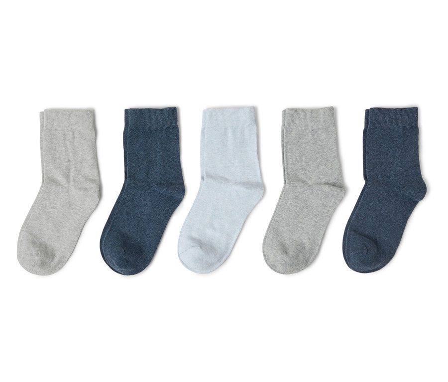 Öt zokni szürke, sötétkék és világoskék színben egymás mellett fekszik egy fehér háttéren.