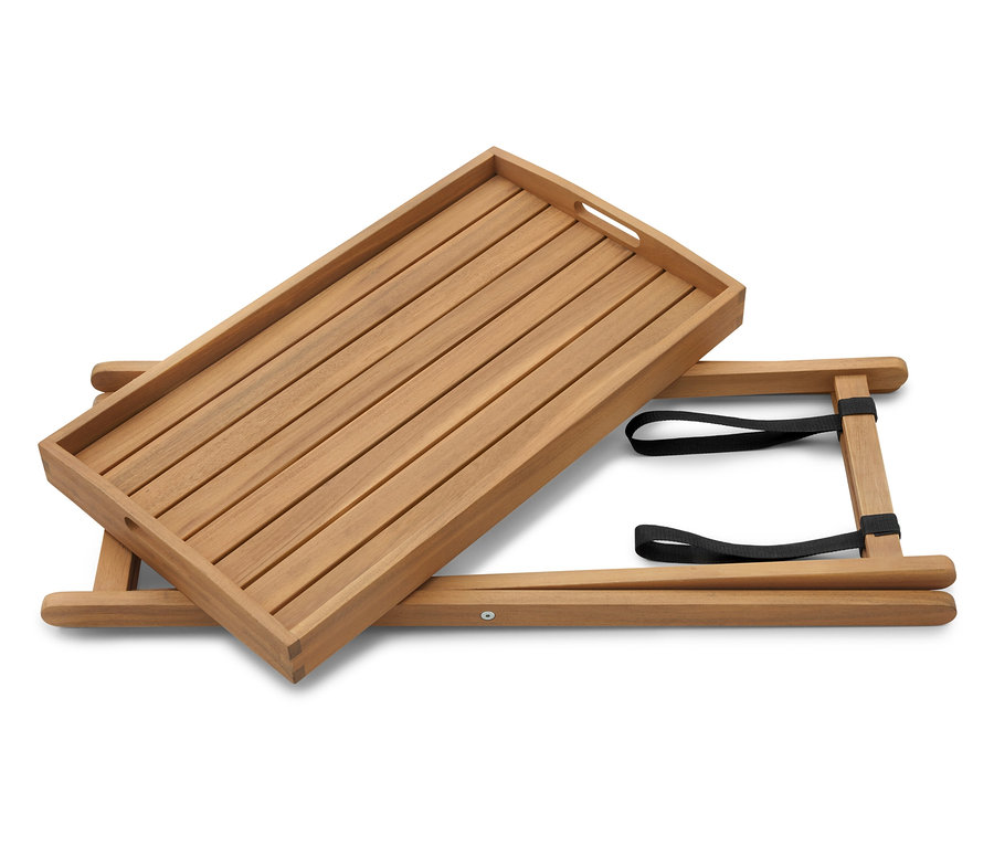 A fa tálca egy összecsukott fa tálcatartón fekszik.