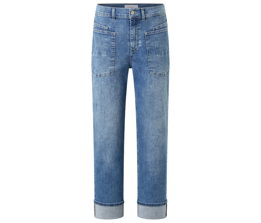 Világoskék farmer felhajtott szegélyekkel és rátett zsebekkel.