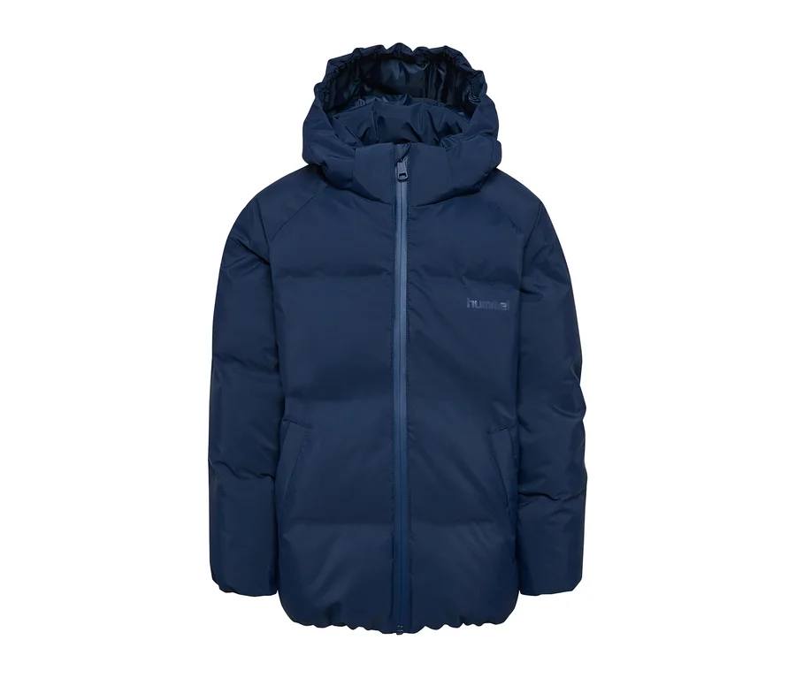 Kék hummel® HMLJR All Weather Puffer Jacket kapucnival és cipzárral, a hummel® logóval a jobb mellkason.
