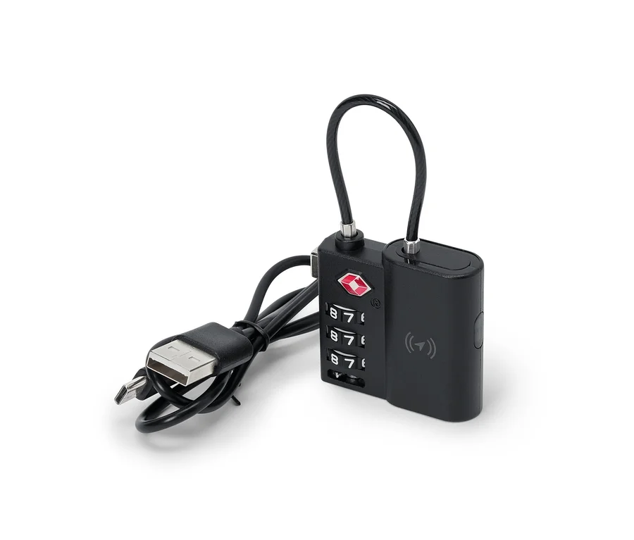 Egy fekete okos TSA-zár nyomkövetővel és USB-kábellel.