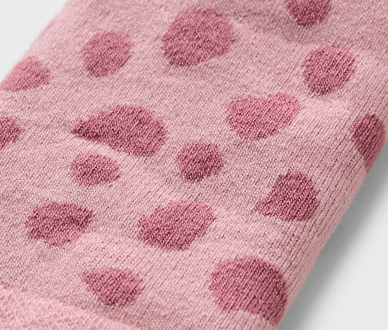 Kislány termoleggings pöttyös mintával.