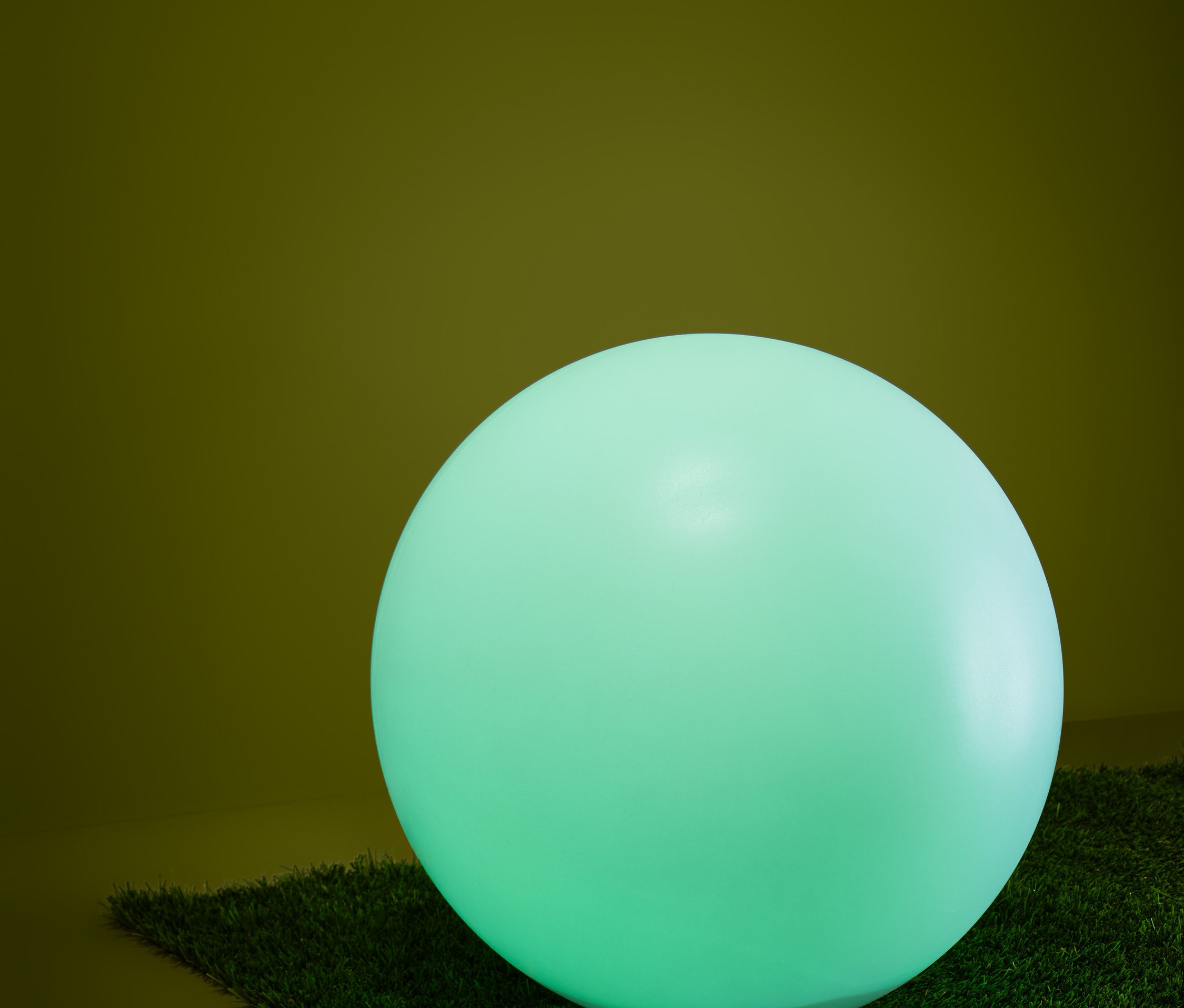 Gömb alakú, színváltós napelemes lámpa.