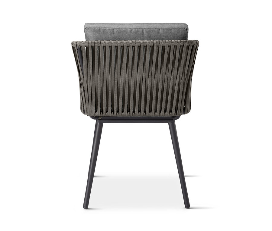 Hátulnézet egy szürke kerti textilhálós székkel, szürke párnával.