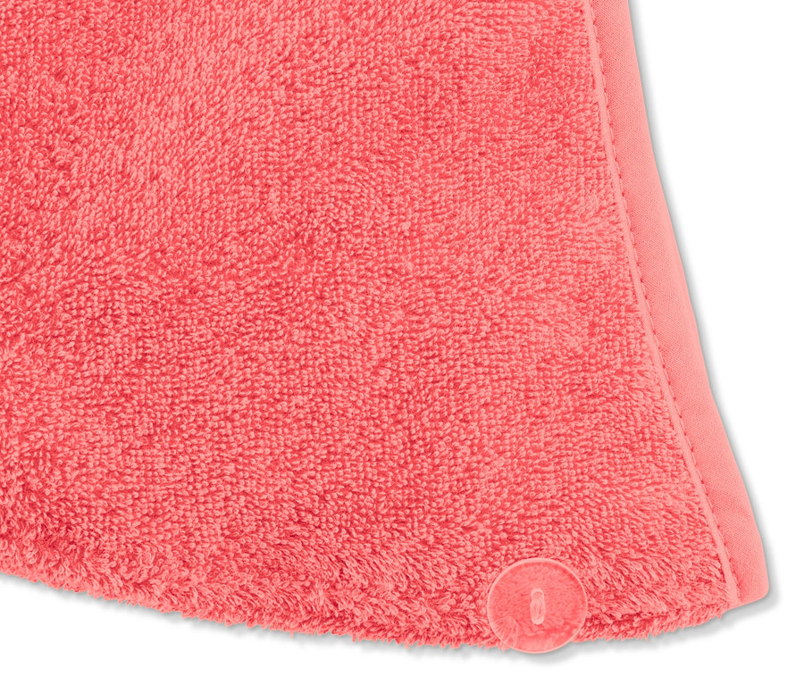 Egy rózsaszín, gombos, turbán alakú törölköző részlete.