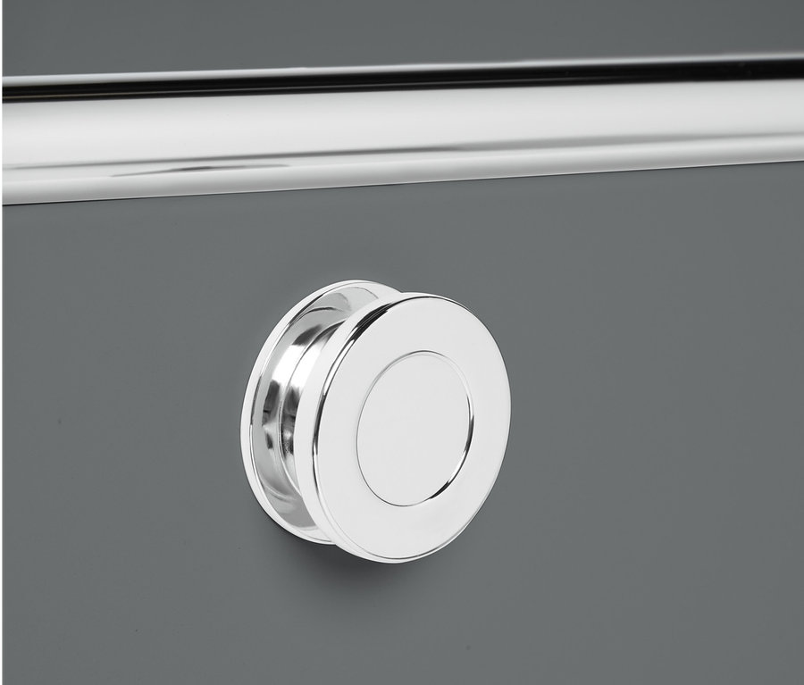 Közelkép egy szürke TV állvány 2 ajtóval, fém, szürke színben, kerek, ezüst fogantyúval.