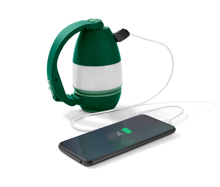 A multifunkciós kempinglámpa egy mobiltelefont tölt.