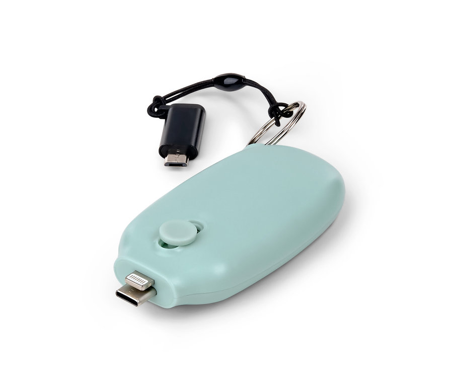 Világoskék Powerbank kulcstartó fekete adapterrel fehér háttérrel.