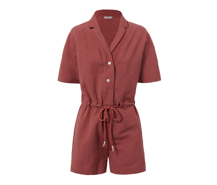 Egy rövid, lenvászon kezeslábas közelképe.