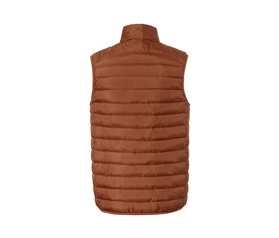 A konyak színű, steppelt mellény hátsó részletének nézete.