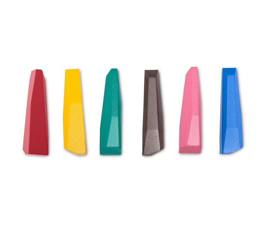 Hat különböző színű viaszkréta egy sorban elrendezve.