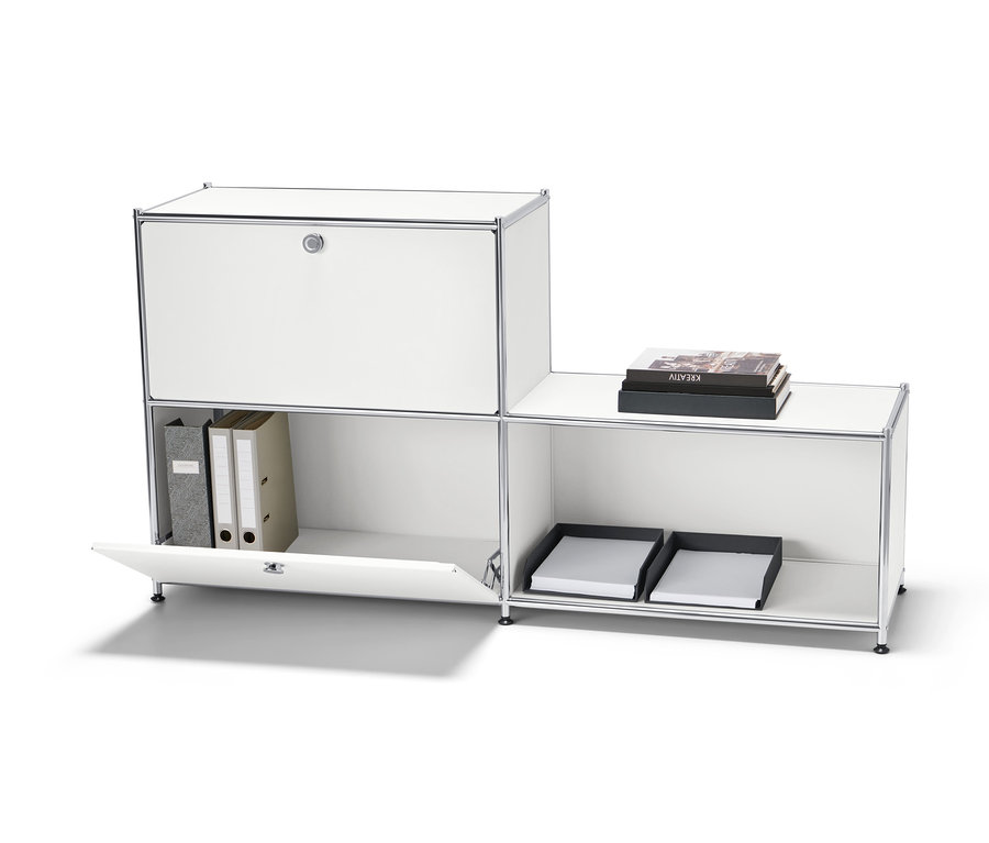 Fehér »CN3« 3 rekeszes fém szekrény, nyitott alsó szekrénnyel és könyvekkel a tetején.