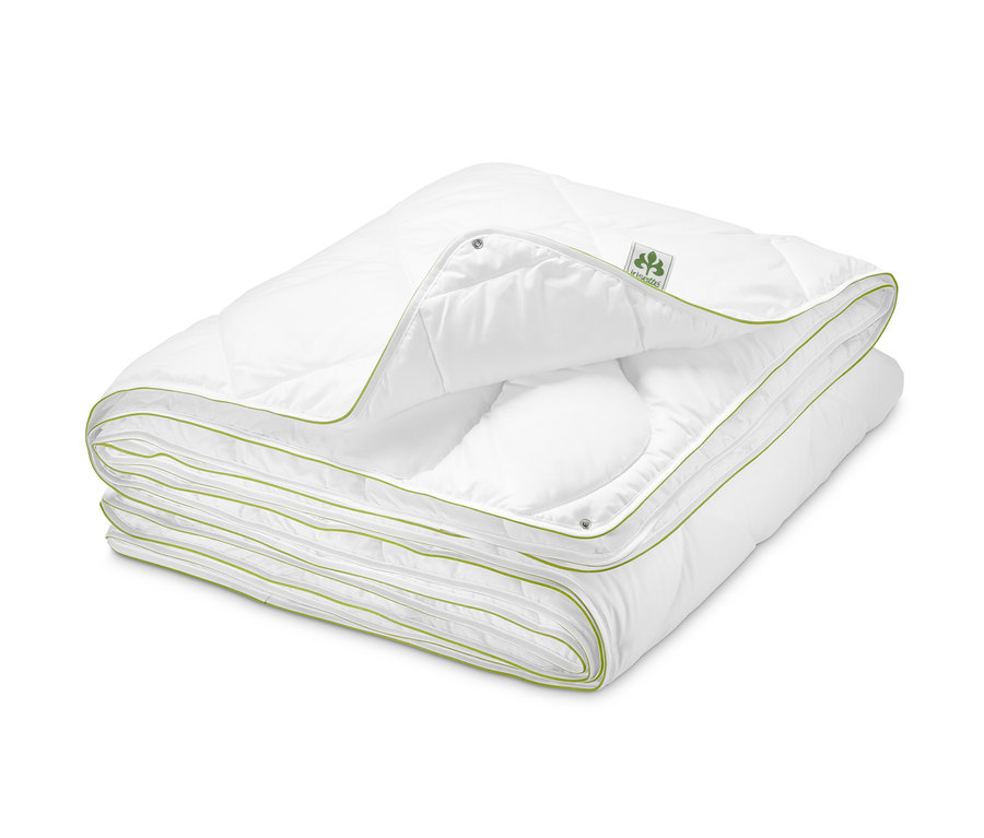 Összehajtott, fehér irisette® 4 évszakos steppelt paplan zöld szegéllyel.