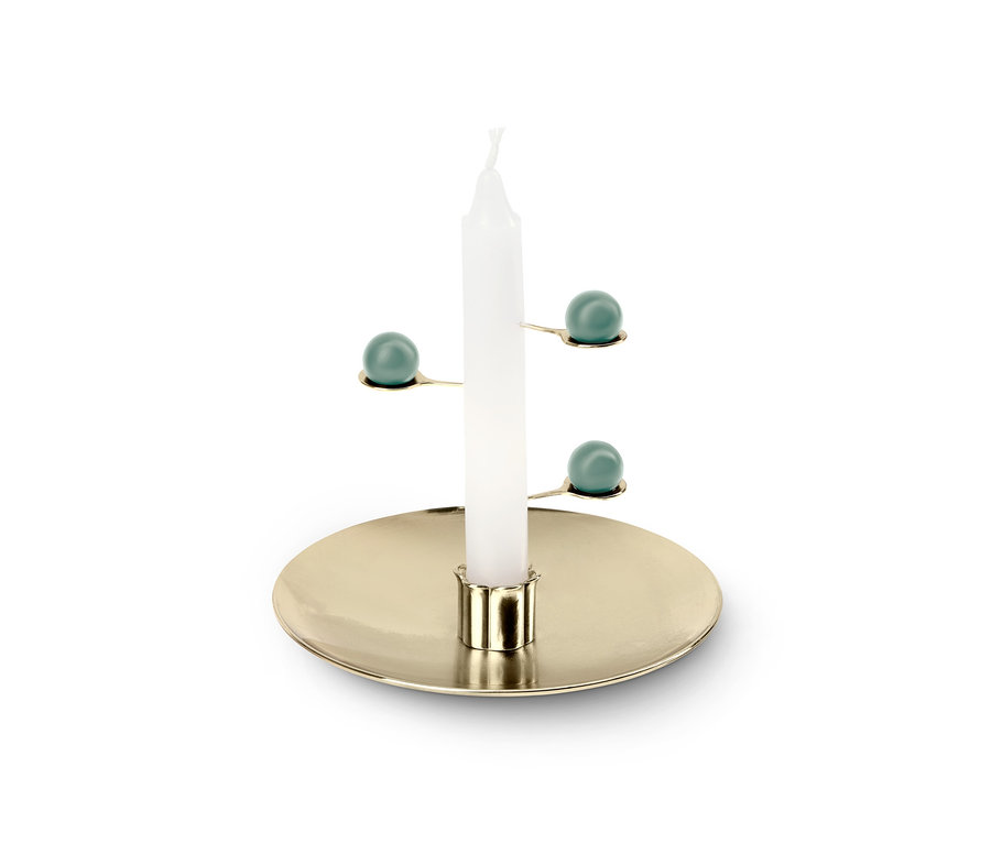 Fehér meditációs gyertya arany gyertyatartóban, három dekoratív kék golyóval.