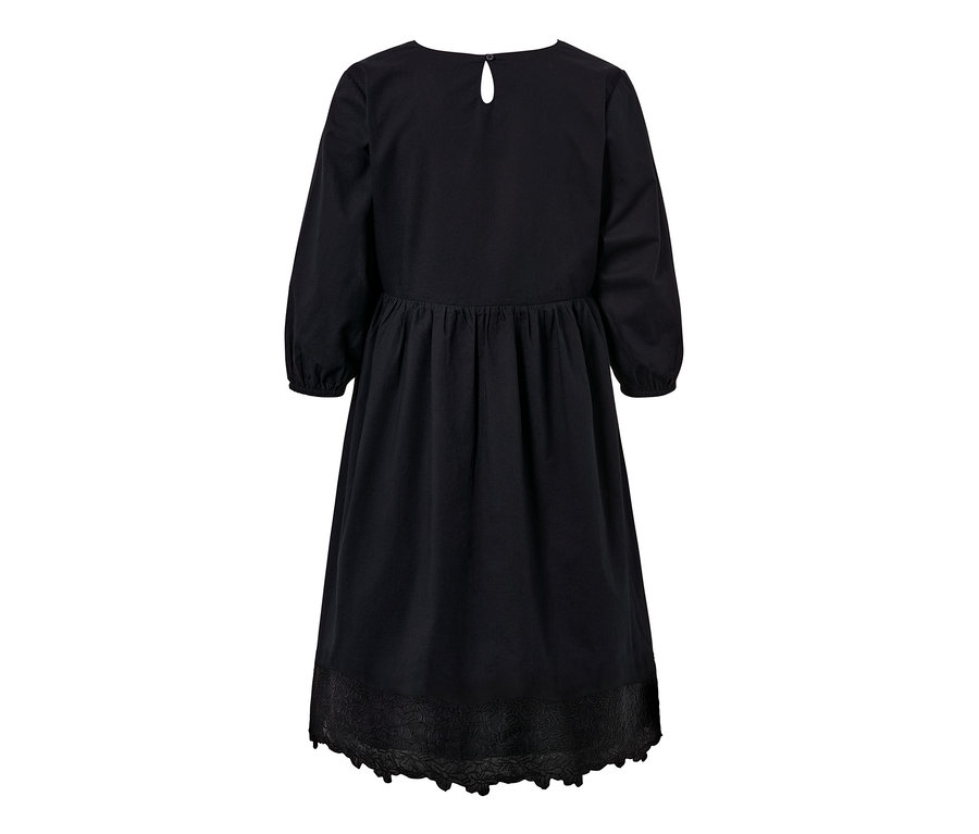 Hátulról látható fekete, hímzett szövött ruha.