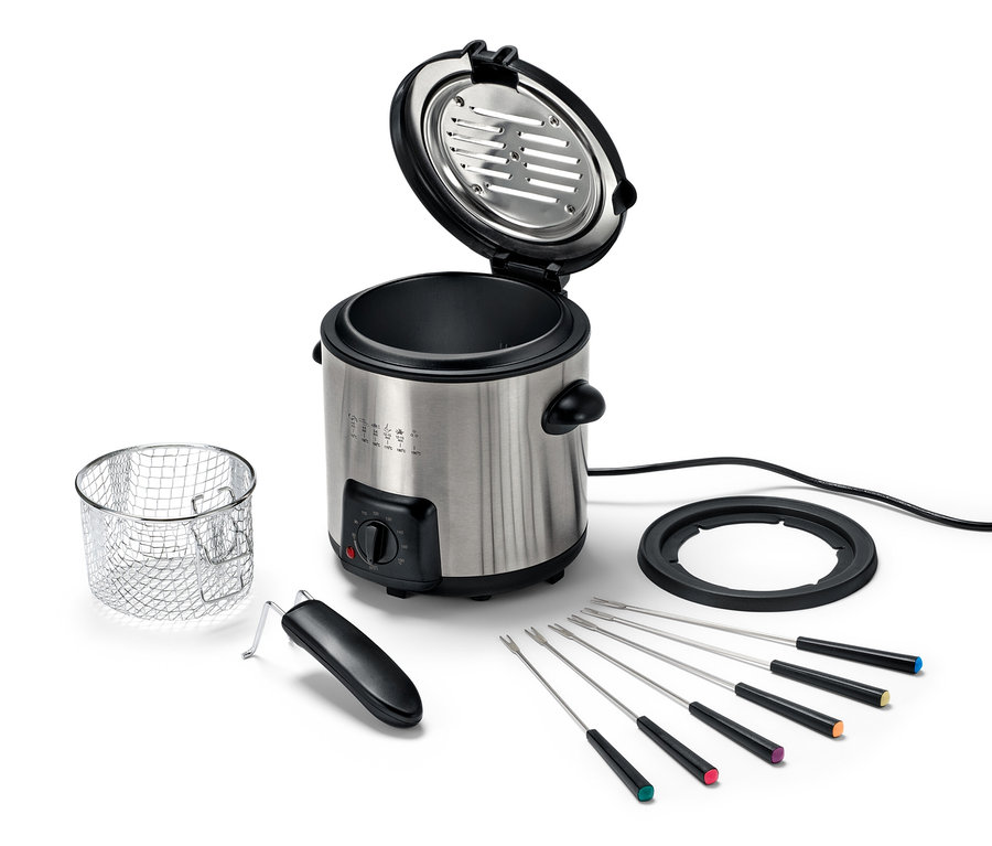 Nyitott mini fritőz és fondükészlet hat villával, kosárral és fekete alappal.