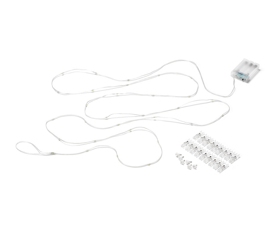 LED-es égősor, 18 csipesszel, fehér háttéren.