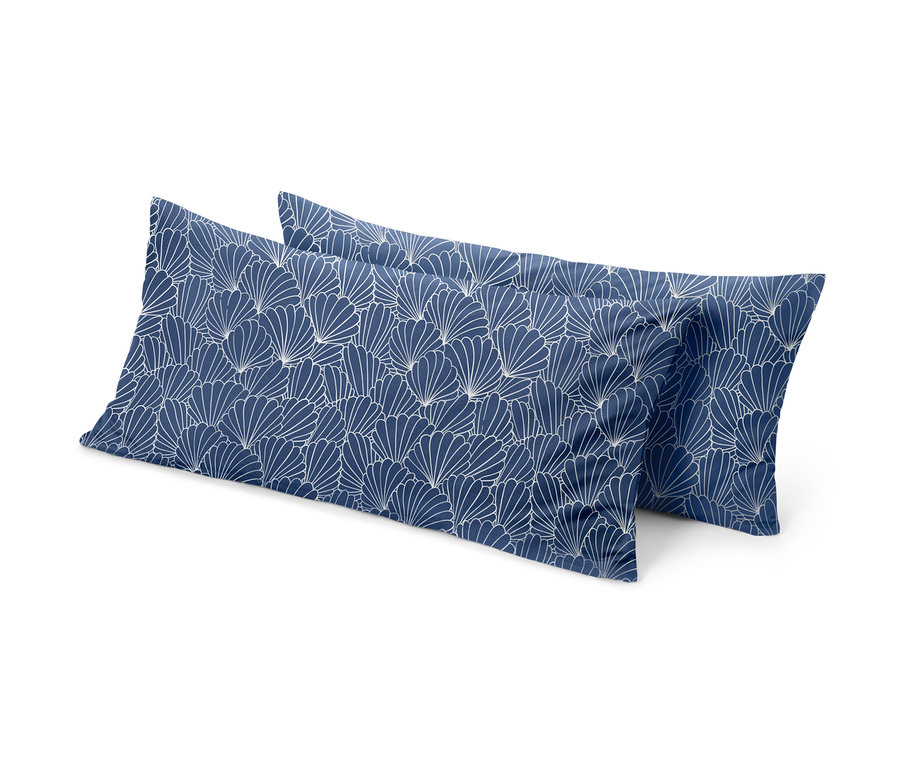 Két kék mikroszálas párnahuzat fehér mintával, kb. 80 x 40 cm.