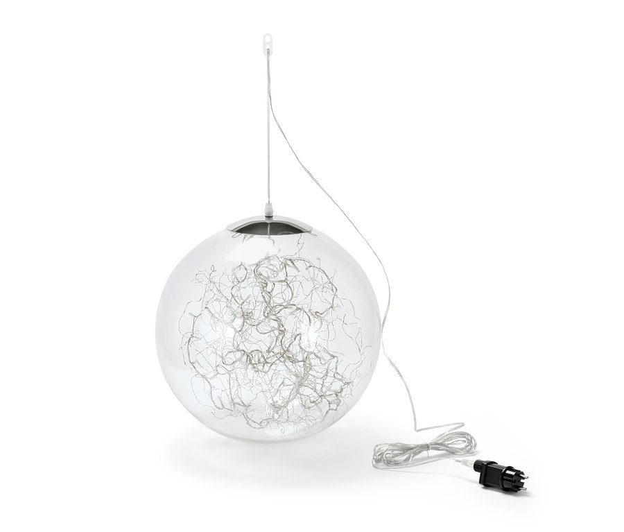 Egy függő LED-es gömb, kb. 40 cm, ezüstszínű drótokkal belül és egy kábellel, fekete dugóval.