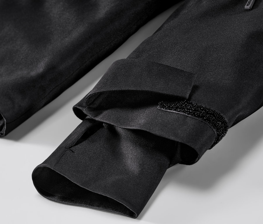 Egy fekete síkabát részlete.