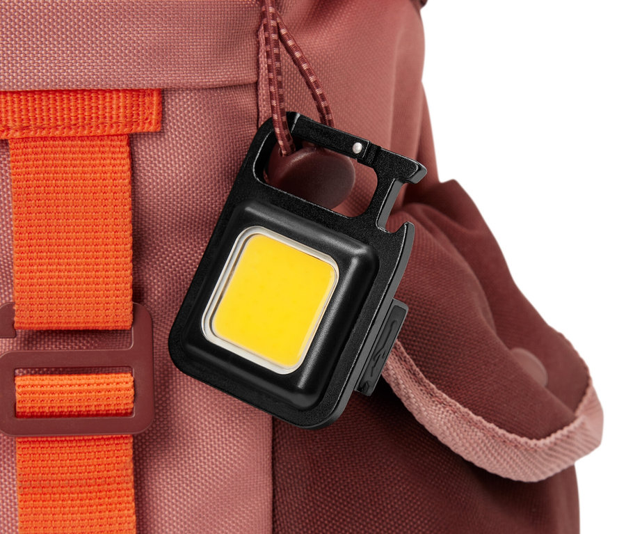 Egy multifunkcionális kempinglámpa akkus kampóval egy hátizsákra van akasztva.