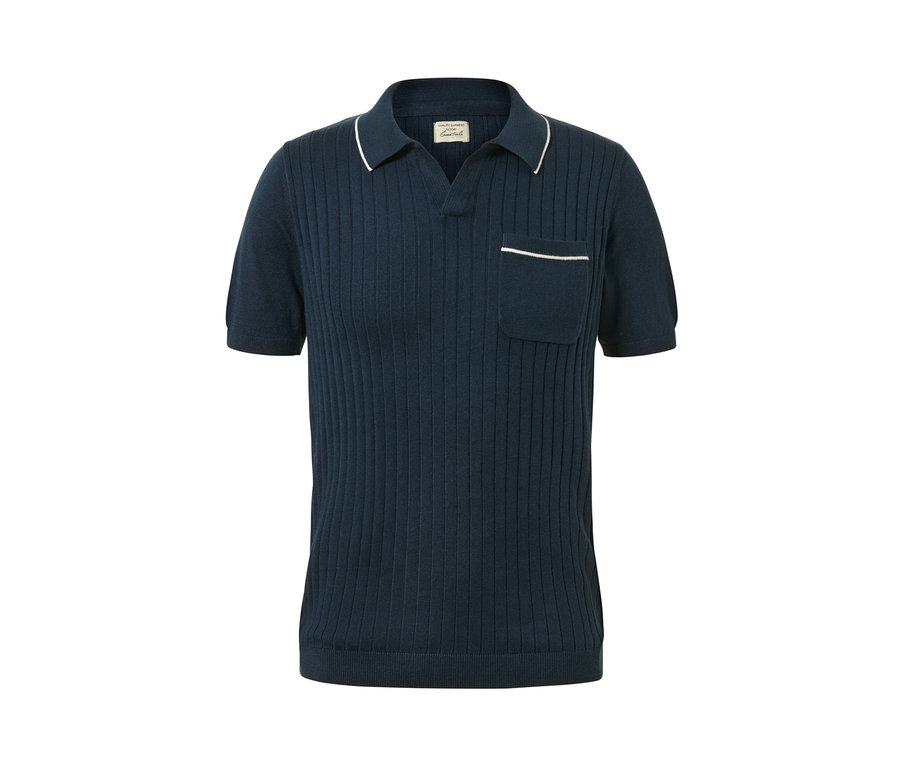 Egy sötétkék, rövid ujjú kötött férfi pólóing mellzsebbel.