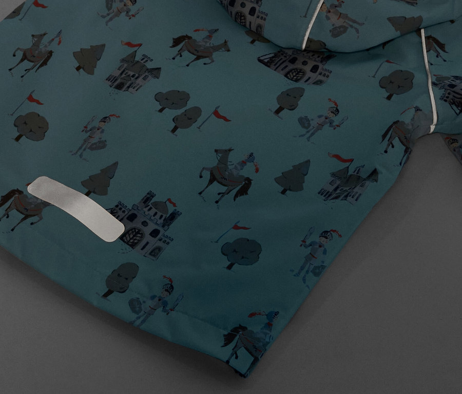 Egy lovagmintás gyerek esőkabát részlete.