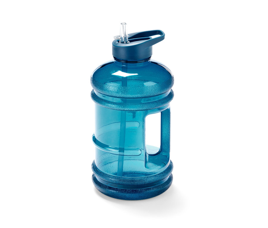 Egy kék XXL kulacs szívószállal, fehér háttérrel.