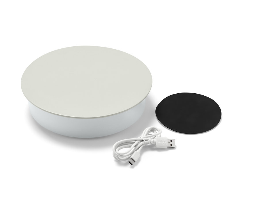 Fehér LED-es fali lámpa akkumulátorral, töltőkábellel és fekete mágnessel.